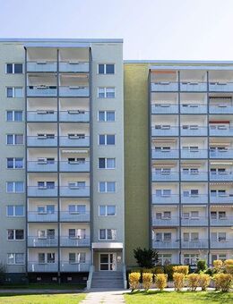 Für Senioren: 2-Raum-Wohnung mit Loggia und Aufzug in Grünau - Leipzig