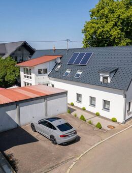 Sonnenverwöhntes Zweifamilienhaus mit drei Garagen, modernisiertem Komfort und großem Garten - Laichingen
