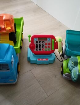 Kinderfahrzeuge und eine Kasse - Berlin