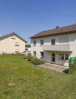 Zuhause für Generationen - freistehendes Zweifamilienhaus mit großem Garten und Garage! - Königsbach-Stein