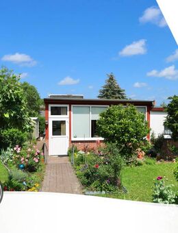 Charmanter ca. 49 m² großer Wochenend-Bungalow auf 313?m² Eigentumsland - mit Garten in Papendorf bei Rostock! - Papendorf (Landkreis Rostock)