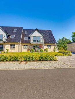 Moderne DG-Wohnung mit ca. 143 qm Wohn-/Nutzfläche! 2 Balkone, hochw. EBK, Carport und Stellplatz! - Großenwiehe