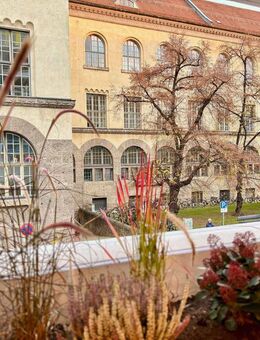 WG-Traum: Balkon mit Blick auf LMU-Hauptgebäude - München