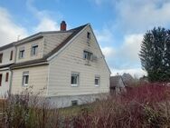 Stark sanierungsbedürftige DHH mit großem Garten - Friedenfels