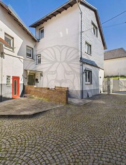 Weilrod: Haus mit Garten, Hof und Nebengebäuden - Weilrod