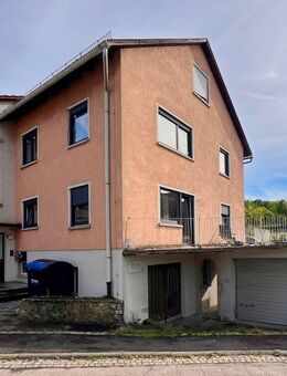 Mehrfamilienhaus mit fünf Wohneinheiten und zusätzlicher Halle - attraktives Investment mit Entwicklungspotenzial - Bieberehren