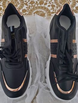 Schwarze gestreifte Kinder - Sneaker - Gr. 35,5 - 36 - Bequeme Schnürschuhe, Abholung oder Vesand der ist im Preis schon enthalten - Innenmaß 23 cm - Absatzhöhe 5 cm - Meiningen