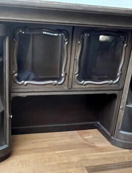 Kommode mit geschwungenen Glastüren - Dresden