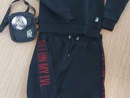 Montana Black Jogginganzug (Schwarz/Rot Original) mit Tasche - Wolmirstedt