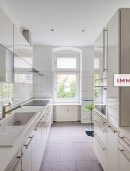 IMMOBERLIN.DE - Großzügige Stuck-Altbauwohnung mit Balkon in begehrter Lage - Berlin