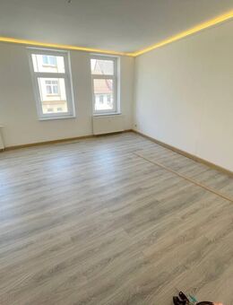 AnKaSa GmbH*Familien* 4-5 Zi.*2 Bäder*Dusche*Badewanne*großer Garten*Stellplatz möglich. - Lützen