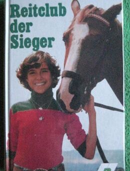 „Reitclub der Sieger“ von Amely Kort in sehr gutem Zustand, J. Richter Verlag, 156 Seiten, stammt aus 1979, ISBN: 3536014046, zum Schutz für weiteren Gebrauch schon eingebunden, 3,- € - Unterleinleiter
