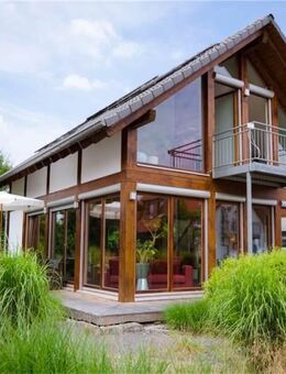 Einfamilienhaus mit Einliegerwohnung mit Terrasse und Garage - - Krickenbach