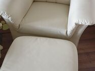 Sehr bequeme und gepflegte Sessel mit Hocker (je 2 x) in der Farbe cremeweiß - Berlin