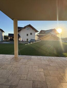 Erstbezug: attraktive 3-Zimmerwohnung mit Garten, Tiefgarage und Aufzug - Schonstett