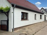 Freistehendes Einfamilienhaus mit 2 Garagen, Zufahrt, Garten und Nebengelass - Ilberstedt