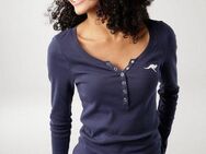 KangaROOS Langarmshirt krempelbare Ärmel, figurbetonter Schnitt, mit Logodruck