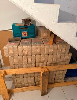 61 Bündel Holzbriketts für 180€ zu verkaufen. - Schnelldorf