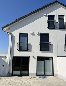Ab 01.09.25 verfügbar! DHH in KfW-40-Plus (!) Energiestandard - hell und großzügig mit 2 Bädern - Berglern
