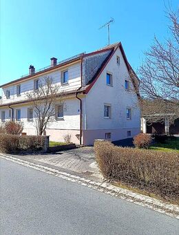 Großzügige Doppelhaushälfte mit 8 Zimmern, Doppelgarage und Garten in Friedenfels - Friedenfels