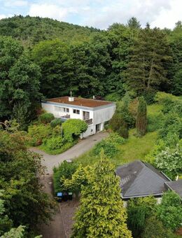 Bungalow mit Weitblick in IGB-Sengscheid, 2.570?m², Waldlage, absolute Privatsphäre + Baugrundstück - Sankt Ingbert