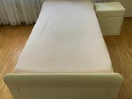 2 Einzelbetten plus Lattenroste (1 elektrisch), 1 Nachtkommode zu verkaufen - Tamm