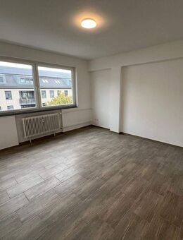 Großzügige 1-Zimmer-Wohnung Saniert mit schönem Ausblick, Aufzug, Stellplatz - Kiel