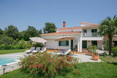 Luxusvilla in Kroatien-Istrien, mit beheiztem Außen-Whirlpool, 5 Schlafzimmer, 6 Bäder und großem Wohnbereich