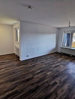 Helle und gut geschnittene 2,5-Zimmer-Wohnung mit Balkon und schöner Aussicht - Böblingen