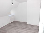 Singlewohnung im DG+Erstbezug nach Sanierung+ Bad NEU + Laminat NEU+ - Glückstadt