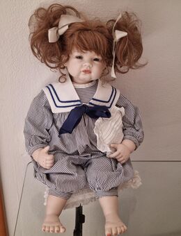 Porzellanpuppe mit hochwertiger Kleidung, 60cm, sitzend - Wörth (Rhein)