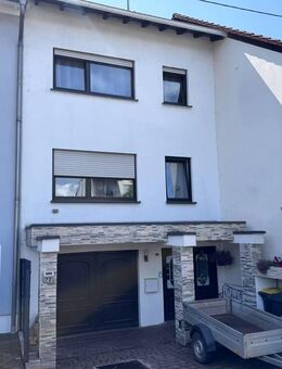Außergewöhnliches Familienheim, ca. 235 m² Wfl., Garten, INNENPOOL und Garage in Dillingen-Diefflen - Dillingen (Saar)