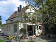 Geräumige 3-Zimmer-Wohnung mit großem Sonnenbalkon im Zweifamilienhaus - Leverkusen