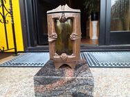 Grablicht / Grablampe / Grablaterne, Bronze, auf poliertem Marmorsockel - Harsum