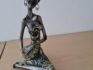 Afrikanische Frauenfigur - Brokatkleidung - Büdingen