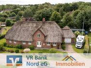 Repräsentatives Friesenhaus/Einfamilienhaus unter Reet mit Garage in attraktiver dörflicher Lage - Risum-Lindholm