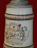 Antiker Bierkrug Keramik mit Zinndeckel , Spruch - Zum Wohlsein ! , Relief ein Paar , Höhe 19cm , K326 in 02828
