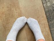 Studentin verkauft Bilder von Füßen, getragene Socken, Slips, etc. - Dresden