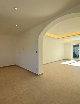Helle Obergeschosswohnung mit Balkon & Dachterrasse - Heusenstamm