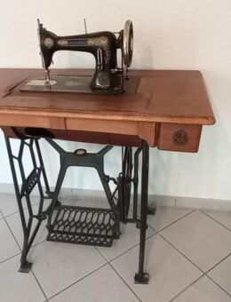 Historische Nähmaschine schwarz verziert - Kitzingen