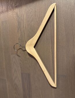 Kleiderboxen aus Pappkarton und Holzkleiderbügel mit Hosenstange - Köln
