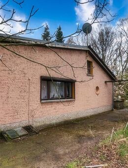 Bungalow und Garage auf großem Grundstück in Berlin-Karow - Berlin