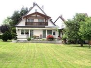 Echt außergewöhnlich: Zweifamilienhaus auf 2.054 m² großem Grundstück, Doppelgarage, Schwarzwaldpanorama mit Belchenblick - Heitersheim