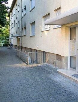 Sanierte 2 Zimmerwohnung mit Tageslichtbad und Balkon - Frankfurt (Main)