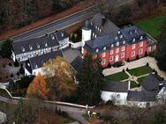 Sanierte hochmittelalterliche Burganlage aus dem 12. Jahrhundert - Kall