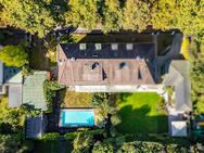 Domizil nahe Schlosskanal: Villenhälfte mit Pool zur Sanierung und Erweiterung - München