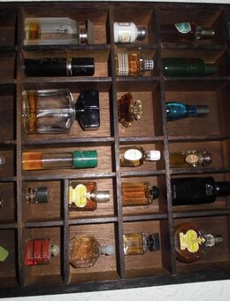 Parfum Flakons und andere Kosmetik Verpackungen - Hainburg