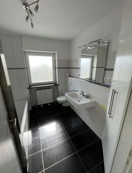 Lichtdurchflutete, großzügige 3,5 Zimmer-Whg. mit Küche u. Balkon in der Mozartstraße in Erlg. - Erlangen