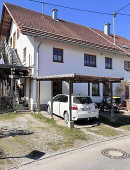 Charmante Doppelhaushälfte mit zwei Wohneinheiten, ausbaufähigem Dachgeschoss und Naturgarten - Markt Wald