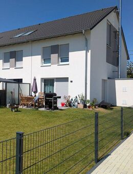 Modernes Reiheneckhaus mit perfekter Raumaufteilung und großem Garten in Burgthann - Burgthann